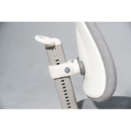 Кресло детское Ergosmart Maximus, ткань, серый, пластик, корпус белый, с чехлом "серебристый аллигатор" Кресло детское Ergosmart Maximus, ткань, серый, пластик, корпус белый, с чехлом "серебристый аллигатор"