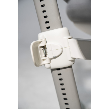 Кресло детское Ergosmart Maximus, ткань, серый, пластик, корпус белый, с чехлом "серебристый аллигатор" Кресло детское Ergosmart Maximus, ткань, серый, пластик, корпус белый, с чехлом "серебристый аллигатор"